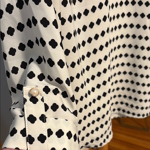 $5/25! Add 5 to bundle to get for $25 Black and White Boxy 3/4 Sleeve Blouse - Picture 2 of 4